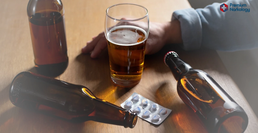 бутылки алкоголя, на полу лежит человек